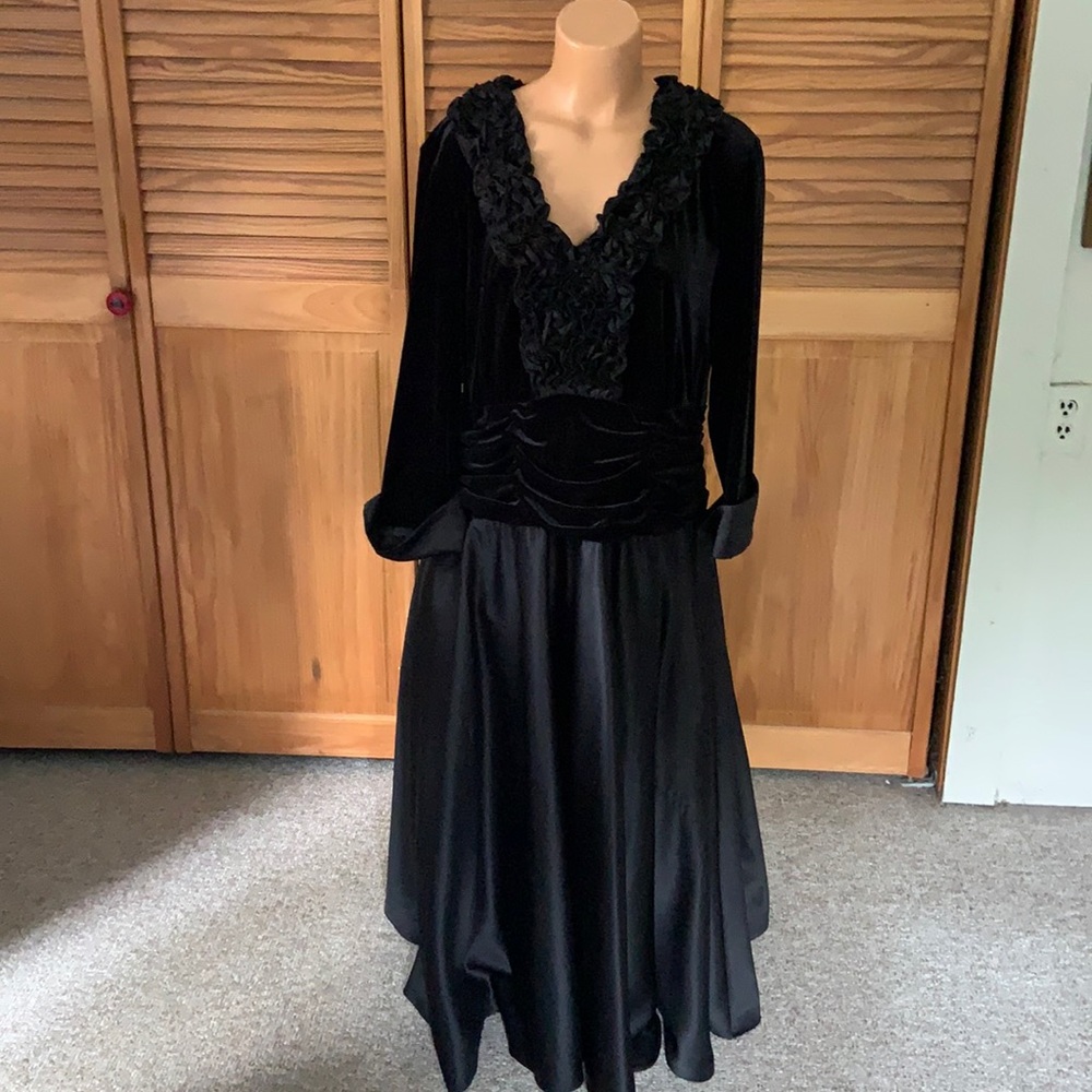 Jessica Howard Formal Tea Length Gown Velvet Satin Gem